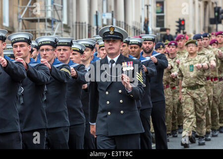 Glasgow, Royaume-Uni. 29 Juin, 2014. Plus de 1200, y compris le personnel de service passé, a pris sa retraite et d'anciens combattants ont participé au défilé annuel de Glasgow et la célébration de la Journée des Forces armées à travers le centre ville et enfin réuni à George Square. Le défilé a été mené par l'orchestre de la Marine royale et a été acclamé par de nombreux sympathisants tout au long de la route. Credit : Findlay/Alamy Live News Banque D'Images