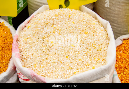 Grains de maïs concassé dans un sac Banque D'Images