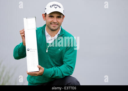 Pulheim, Allemagne. 29 Juin, 2014. Golfeur Fabrizio Zanotti du Paraguay pose avec la coupe du vainqueur à l'Open international du Gut Laerchenhof à Pulheim, près de Cologne, le 29 juin 2014. Photo : ROLF VENNENBERND/dpa/Alamy Live News Banque D'Images