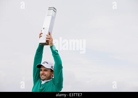 Pulheim, Allemagne. 29 Juin, 2014. Golfeur Fabrizio Zanotti du Paraguay pose avec la coupe du vainqueur à l'Open international du Gut Laerchenhof à Pulheim, près de Cologne, le 29 juin 2014. Photo : ROLF VENNENBERND/dpa/Alamy Live News Banque D'Images