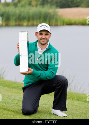 Pulheim, Allemagne. 29 Juin, 2014. Golfeur Fabrizio Zanotti du Paraguay pose avec la coupe du vainqueur à l'Open international du Gut Laerchenhof à Pulheim, près de Cologne, le 29 juin 2014. Photo : ROLF VENNENBERND/dpa/Alamy Live News Banque D'Images