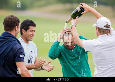 Pulheim, Allemagne. 29 Juin, 2014. Golfeur Fabrizio Zanotti du Paraguay reçoit une douche de champagne par golfeur argentin Emilano Grillo après avoir remporté dans l'escrime à l'International s'ouvrir à l'Intestin Laerchenhof à Pulheim, près de Cologne, le 29 juin 2014. Photo : ROLF VENNENBERND/dpa/Alamy Live News Banque D'Images