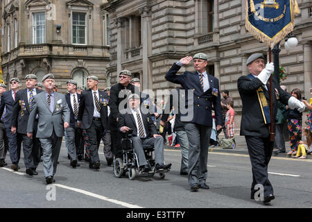 Glasgow, Royaume-Uni. 29 Juin, 2014. Plus de 1200, y compris le personnel de service passé, a pris sa retraite et d'anciens combattants ont participé au défilé annuel de Glasgow et la célébration de la Journée des Forces armées à travers le centre ville et enfin réuni à George Square. Le défilé a été mené par l'orchestre de la Marine royale et a été acclamé par de nombreux sympathisants tout au long de la route. Credit : Findlay/Alamy Live News Banque D'Images