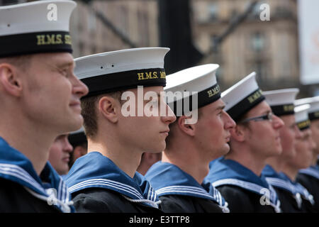 Glasgow, Royaume-Uni. 29 Juin, 2014. Plus de 1200, y compris le personnel de service passé, a pris sa retraite et d'anciens combattants ont participé au défilé annuel de Glasgow et la célébration de la Journée des Forces armées à travers le centre ville et enfin réuni à George Square. Le défilé a été mené par l'orchestre de la Marine royale et a été acclamé par de nombreux sympathisants tout au long de la route. Credit : Findlay/Alamy Live News Banque D'Images