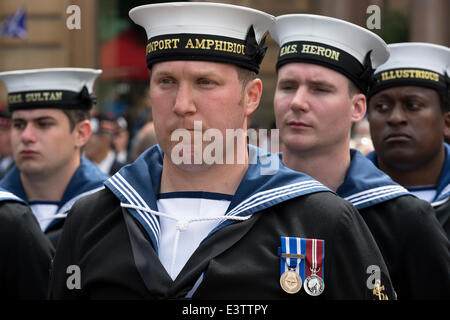 Glasgow, Royaume-Uni. 29 Juin, 2014. Plus de 1200, y compris le personnel de service passé, a pris sa retraite et d'anciens combattants ont participé au défilé annuel de Glasgow et la célébration de la Journée des Forces armées à travers le centre ville et enfin réuni à George Square. Le défilé a été mené par l'orchestre de la Marine royale et a été acclamé par de nombreux wellwishers le long de la route. Credit : Findlay/Alamy Live News Banque D'Images