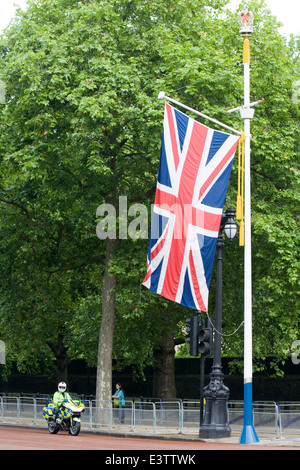 Bureau de police armés sur une moto avec Union Jack Flag sur le Mall pour le Queens Parade la couleur à Londres en Angleterre Banque D'Images