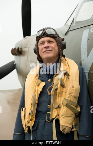 WW2 pilote RAF portant son gilet de Mae West, se trouve à la main à côté de son Spitfire, avion de chasse. Banque D'Images