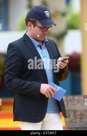 Stefan Mross regarde son smartphone pendant la répétition générale pour l'émission de télévision allemande "immer wieder sonntags" (lit. chaque dimanche) au parc à thème Europapark à Rust, Allemagne, 28 juin 2014. L'émission sera diffusée en direct à la chaîne de télévision allemande ARD le 29 juin 2014. Photo : afp/SCHACKOW BODO - AUCUN FIL SERVICE - Banque D'Images