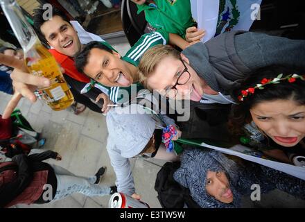Londres, Royaume-Uni, UK. 29 Juin, 2014. Fans de montrer leur soutien à Londres pendant l'forMexico match Mexique vs Holland © Gail Orenstein/ZUMAPRESS.com/Alamy Live News Banque D'Images