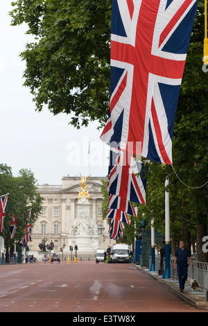 Bureau de police armé avec son chien renifleur à marcher le long de la Mall Londres Angleterre Banque D'Images