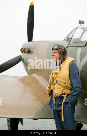 WW2 pilote de la RAF, portant son gilet de Mae West, se tient prête à côté de son Spitfire, avion de chasse. Banque D'Images