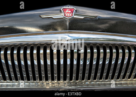 De près de l'vintage véhicule soviétique GAZ-21 'Volga' , le 'type' à fanons, isolé sur fond noir Banque D'Images