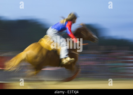 Femme à cheval cow-boy course de barils (événement) Banque D'Images