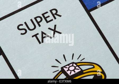 Super Taxe sur un jeu de Monopoly Board Banque D'Images