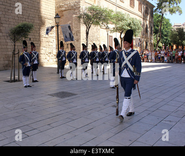 L'Almudaina, Palma - cérémonie de relève de la garde d'Honneur (dernier samedi de chaque mois) Palma de Majorque Banque D'Images