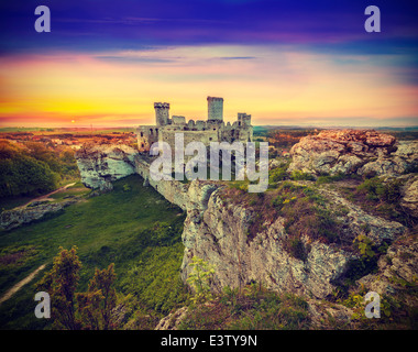 Magnifique coucher de soleil sur les ruines, Pologne, vintage style rétro. Banque D'Images