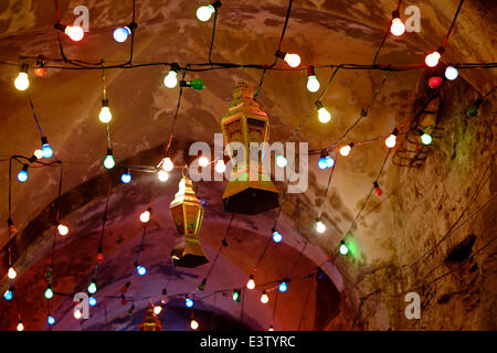 Lumières de fête et Fanous ou Fanoos décoration Ramadan pendu dans une ruelle dans le quartier musulman pendant le mois du Ramadan dans la vieille ville de Jérusalem Israël Banque D'Images