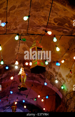 Lumières de fête et Fanous ou Fanoos décoration Ramadan pendu dans une ruelle dans le quartier musulman pendant le mois du Ramadan dans la vieille ville de Jérusalem Israël Banque D'Images