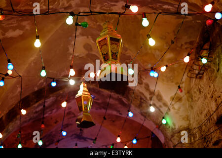 Lumières de fête et Fanous ou Fanoos décoration Ramadan pendu dans une ruelle dans le quartier musulman pendant le mois du Ramadan dans la vieille ville de Jérusalem Israël Banque D'Images