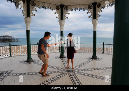 Brighton, Sussex, UK. 29 Juin, 2014. Un couple d'une danse improvisée de Brighton en kiosque à la fin d'une autre journée chaude Banque D'Images