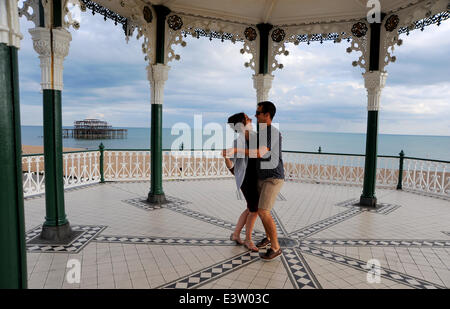 Brighton, Sussex, UK. 29 Juin, 2014. Un couple d'une danse improvisée de Brighton en kiosque à la fin d'une autre journée chaude Banque D'Images