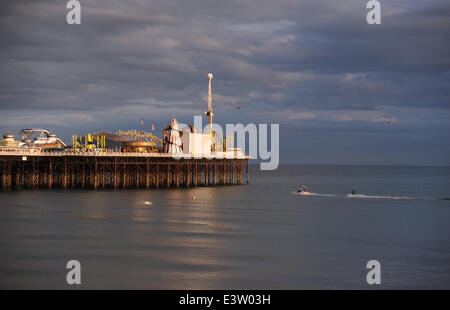 Brighton, Sussex, UK. 29 Juin, 2014. Un skieur de l'eau au large de la plage de Brighton à la fin d'une autre journée chaude sur la côte sud Photo prise par Simon Dack/Alamy Live News Banque D'Images