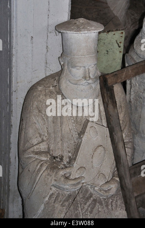 Statue poussiéreux prêtre orthodoxe, avec la sainte bible dans le studio abandonné de l'artiste Nikolaos Pavlopoulos (1909 - 1990). Banque D'Images