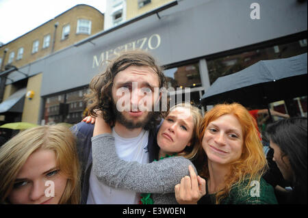 Londres, Royaume-Uni, UK. 29 Juin, 2014. Les fans mexicains à Londres dévasté après une défaite de 2-1 en Hollande © Gail Orenstein/ZUMAPRESS.com/Alamy Live News Banque D'Images