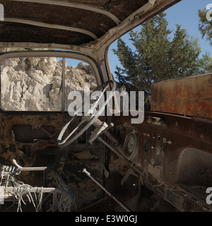 En planche de bord rouillées de voitures anciennes abandonnées de l'intérieur. Banque D'Images