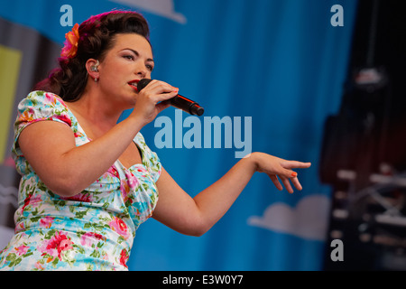 Caro Emerald en concert, Caro Emerald live on stage Banque D'Images