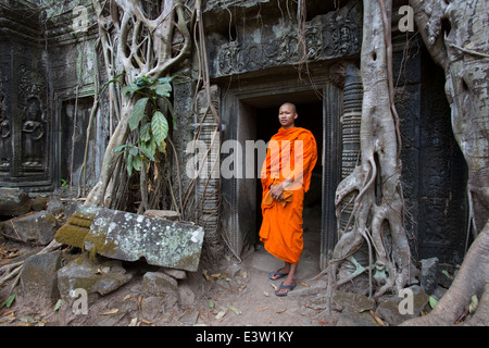 Moine dans Ta Prohm temple Tomb Raider porte, Angkor, Siem Reap, Cambodge Banque D'Images