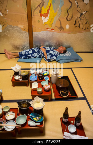 Homme caucasien niant à Ryokan, Koyasan, Japon Banque D'Images