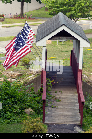 Des drapeaux américains sur une passerelle couverte. Banque D'Images
