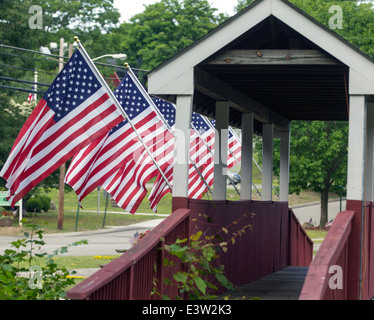Des drapeaux américains sur une passerelle couverte. Banque D'Images