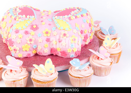 Anniversaire Gateau Papillon Rose Et Cupcakes Photo Stock Alamy