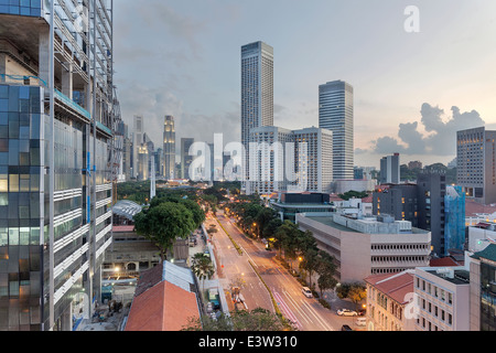 Quartier Central des Affaires de Singapour Ville de Beach Road au crépuscule Banque D'Images