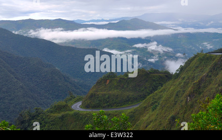 Sur la route à travers la Cordillère des Andes. La photo est prise près de petite ville Macas en Equateur Banque D'Images