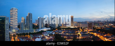 Kampong Glam avec Singapore City Skyline et la Mosquée Sultan Vue aérienne au cours de soir Panorama Blue Hour Banque D'Images