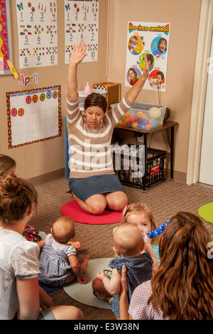 Les mères et leurs jeunes enfants assister à un 'lien' d'apprentissage en classe, Tustin, CA lorsqu'un Young organise un atelier interactif dans le comportement. À l'aide d'activités spécialement conçues, la classe enseigne aux parents comment faire participer leurs enfants à jouer utile. Banque D'Images