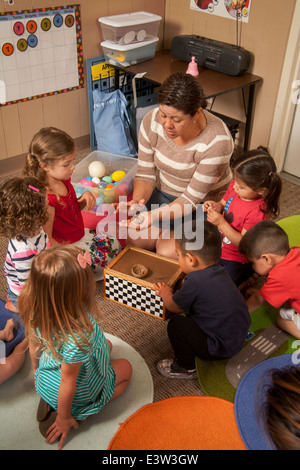 Un enseignant montre hispaniques des nids d'oiseau pour jeunes enfants à un apprentissage en classe 'lien' dans Paris, CA, au cours d'un atelier Banque D'Images