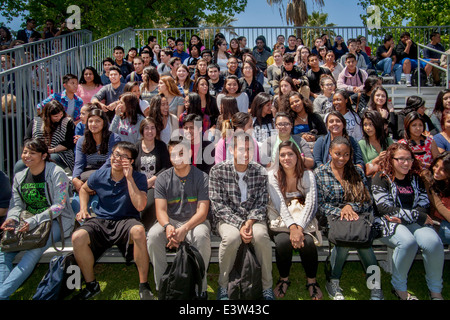 Un groupe d'étudiants du secondaire de leur sourire gradins à Anaheim, CA. Banque D'Images