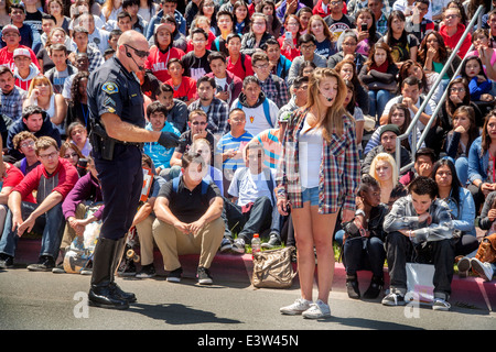 Un bénévole high school girl joue le rôle d'un pilote d'être interrogé par un policier dans une dramatisation du danger de l'alcool au volant à Anaheim, CA. Remarque L'auditoire étudiant multiraciale en arrière-plan. Banque D'Images