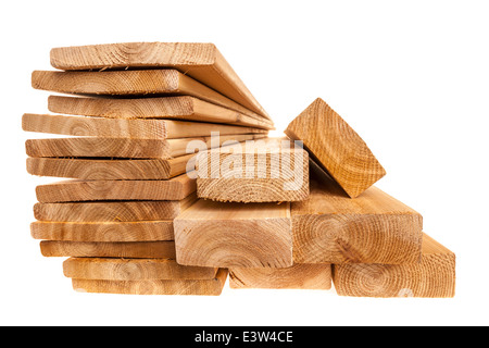 Différentes tailles de planches de cèdre en bois isolé sur fond blanc Banque D'Images