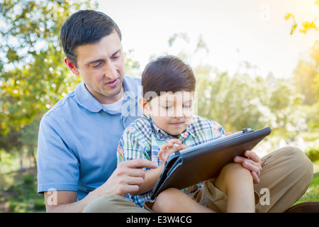 Handsome Mixed Race Woman sur un ordinateur Tablet à l'extérieur. Banque D'Images