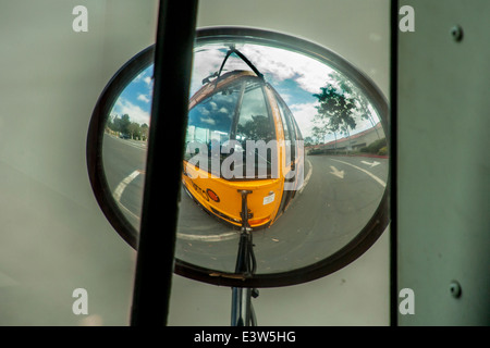 Un fisheye grand angle miroir sur un bus permet au conducteur une vue des deux côtés du véhicule, un important dispositif de sécurité. Banque D'Images