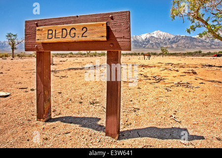 Mt. Williamson dans la gamme Sierra Nevada est vu derrière un signe marquant l'emplacement d'une baraque à l'extérieur d'un camp de prisonniers Manzanar Lone Pine, CA, où les Américains d'origine japonaise ont été injustement emprisonné pendant la Seconde Guerre mondiale. Banque D'Images