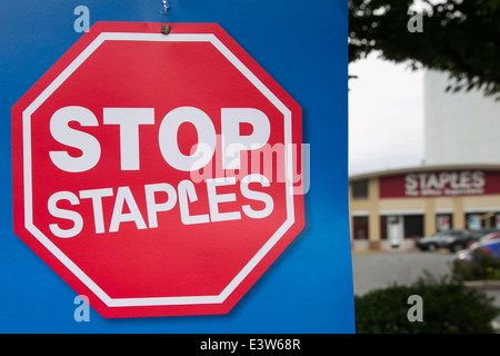 Un signe qui protestent contre l'ouverture de contrat united states post office branches à l'intérieur des magasins de détail staples en argent, dans le Maryland. Banque D'Images