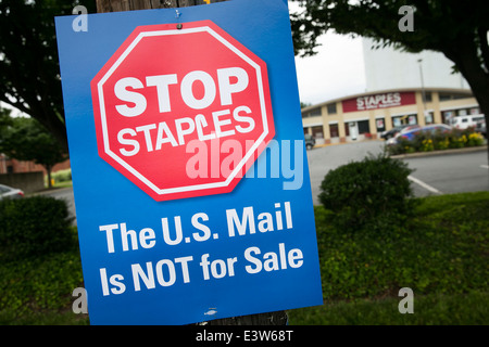 Un signe qui protestent contre l'ouverture de contrat united states post office branches à l'intérieur des magasins de détail staples en argent, dans le Maryland. Banque D'Images