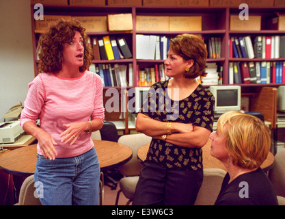 Une femme avec un bégaiement se débat pour faire comprendre tout en parlant avec des collègues de bureau à Mission Viejo, CA. Banque D'Images