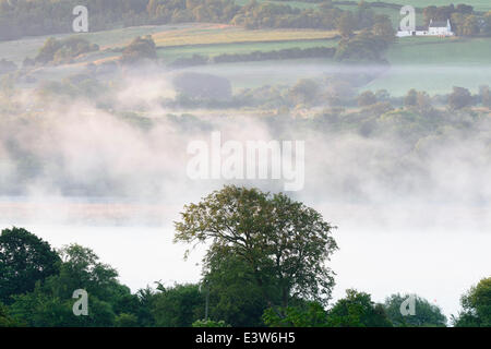 Lochwinnoch, Renfrewshire, Écosse, Royaume-Uni, lundi 30 juin 2014. Brume se formant au lever du soleil au-dessus du Loch du Château Semple au début d'une journée qui devrait être sèche, chaude et ensoleillée Banque D'Images